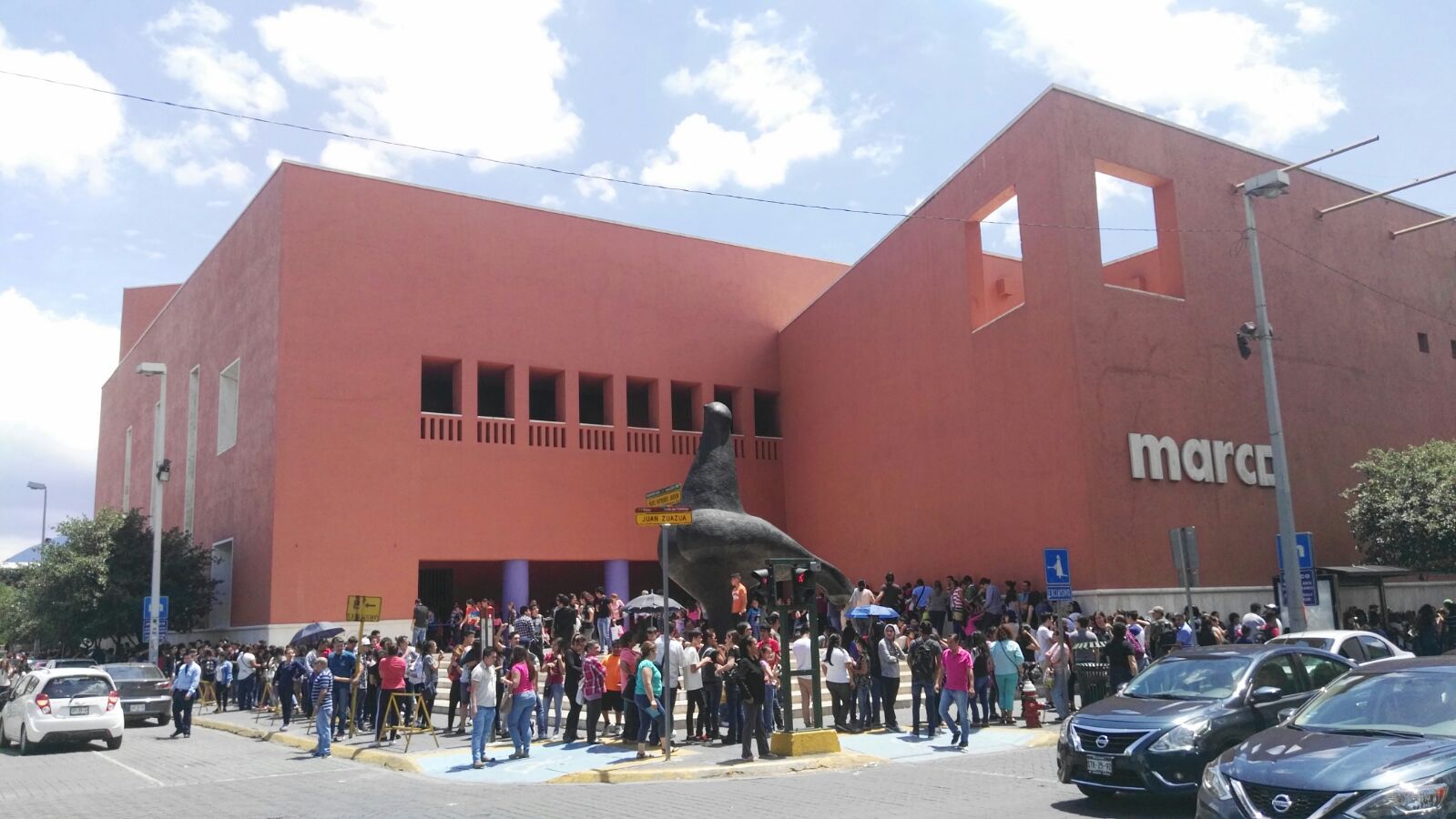 Todos esperan bajo el sol para entrar.