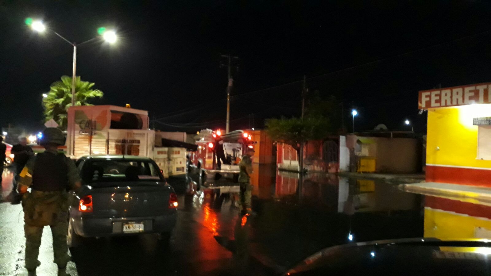 En Torreón, la colonia Ciudad Nazas se inundó con aguas negras, debido a una falla de luz provocada por un tráiler.