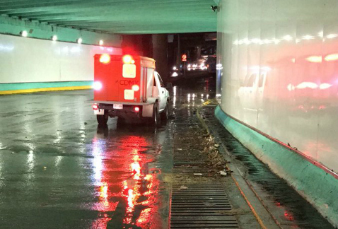 En un bajopuente vehicular en Periférico Sur, en la colonia Carola, se formó otro encharcamiento esta noche de lluvia.