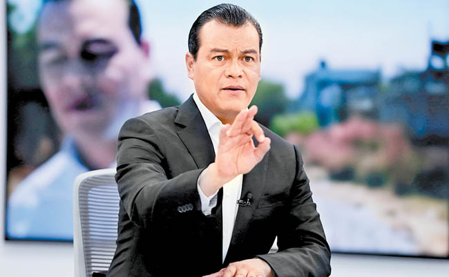 El candidato perredista a la gubernatura del Estado de México durante una entrevista en MILENIO Televisión. 