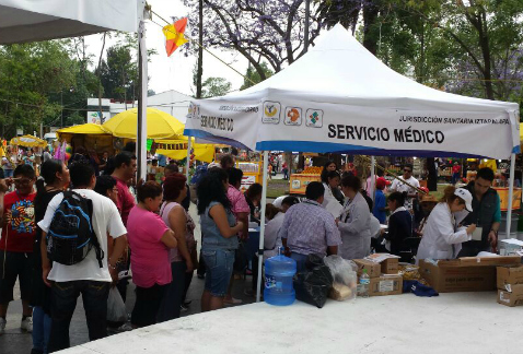 El gobierno capitalino instaló puestos de atención médica en los sitios donde se lleva a cabo la representación de la Pasión de Cristo, en Iztapalapa,
