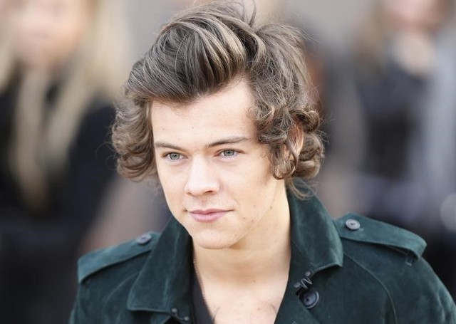 Harry Styles de One Direction anuncia su primer álbum como solista.