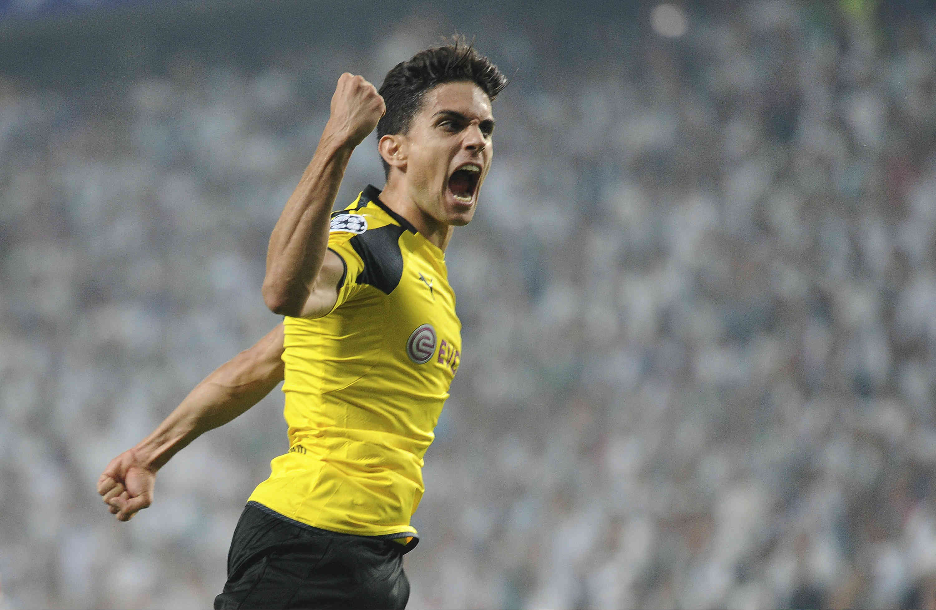 Marc Bartra festejando en partido con Dortmund