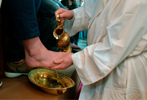 El papa Francisco efectuó el lavatorio de pies a 12 reos de una cárcel cercana a Roma, en el rito de jueves de la Semana Santa.