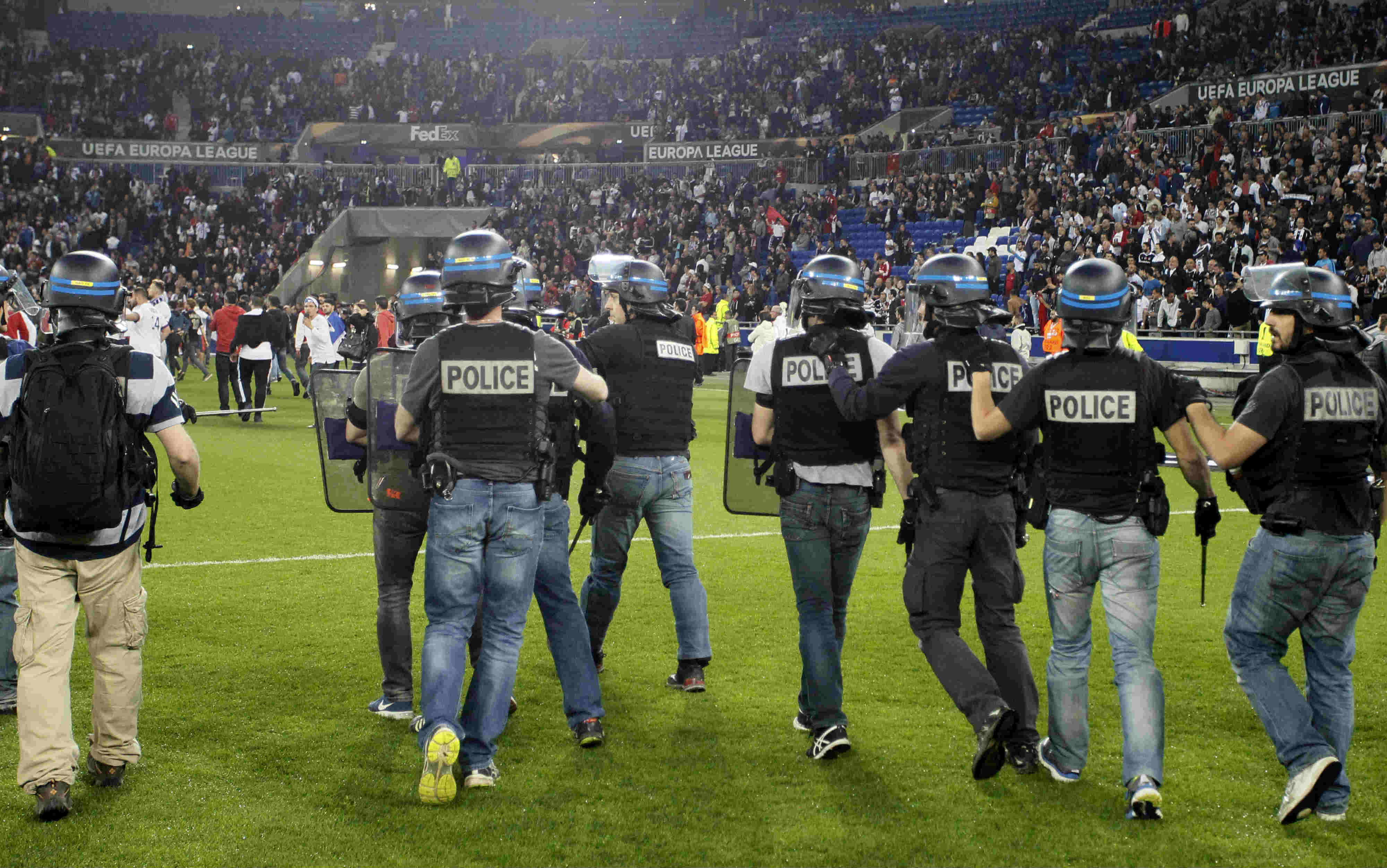 Policias intentan controlar la situación