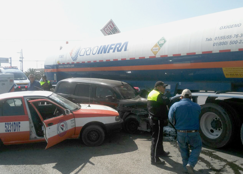 Se impactan dos autos contra una pipa cargada de oxígeno.