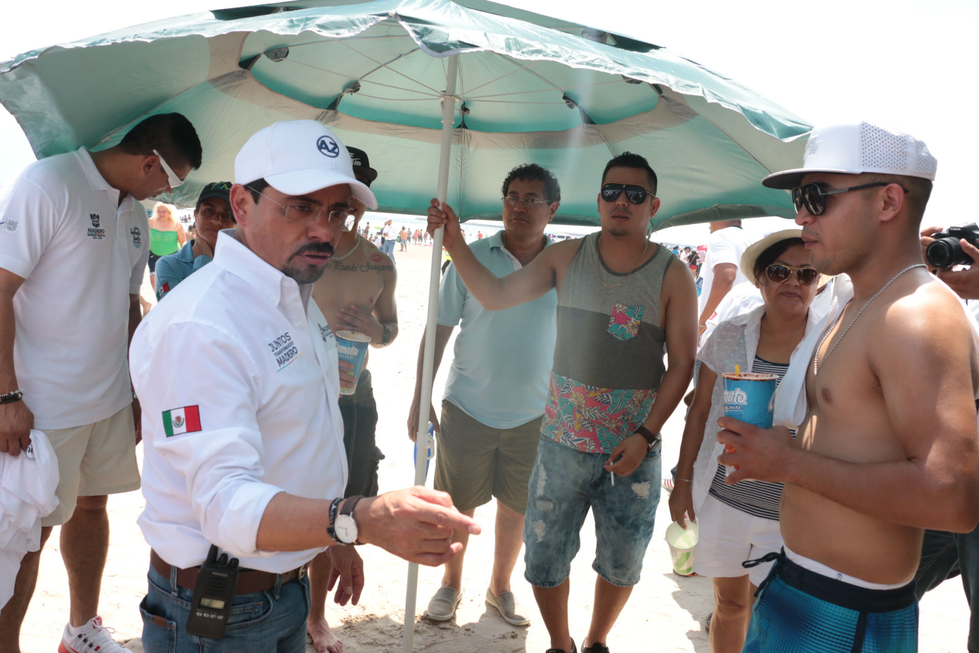 El alcalde Andrés Zorrilla saludó paseantes de playa Miramar.