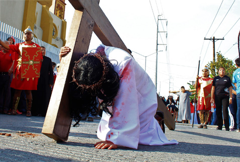 Los espectadores sufrieron cada uno de los latigazos que Jesús recibía cuando cargaba su cruz, con un peso superior a los 100 kilos.