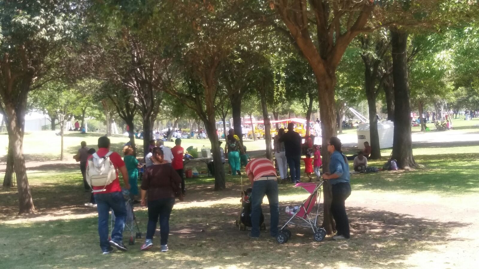 Familias acuden a disfrutar en el Parque Explora. 