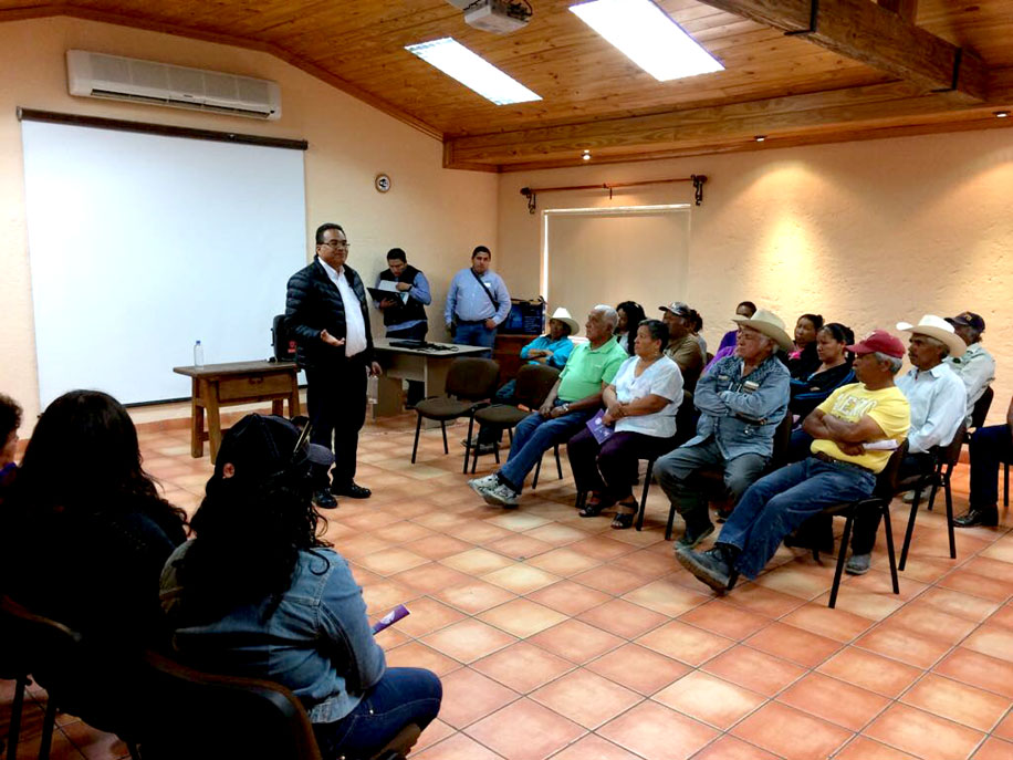 El independiente a la gubernatura, escuchó a los habitantes de Parras sobre las problemáticas de la entidad. 