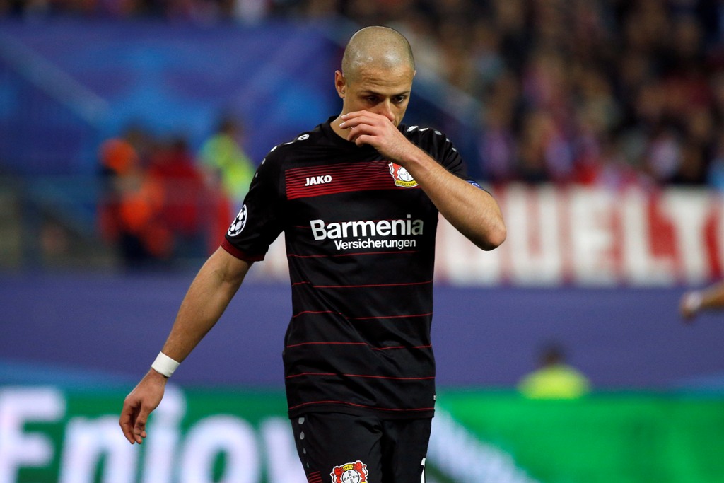 Javier Hernández no podrá ver acción contra el Bayern Múnich.