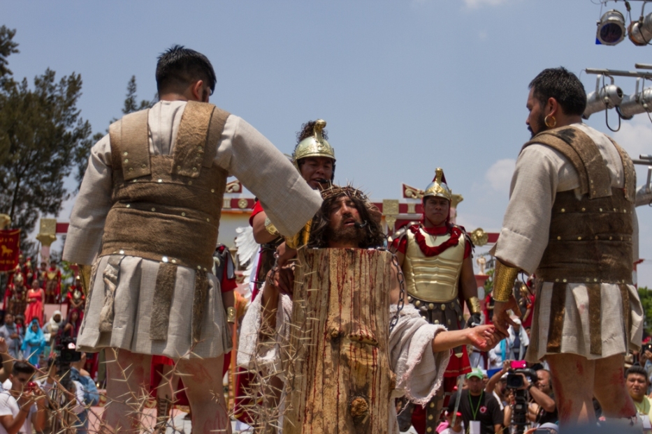 Jesús llevará una cruz de madera durante 8 kilómetros hacia el Cerro de la Estrella, donde será crucificado.