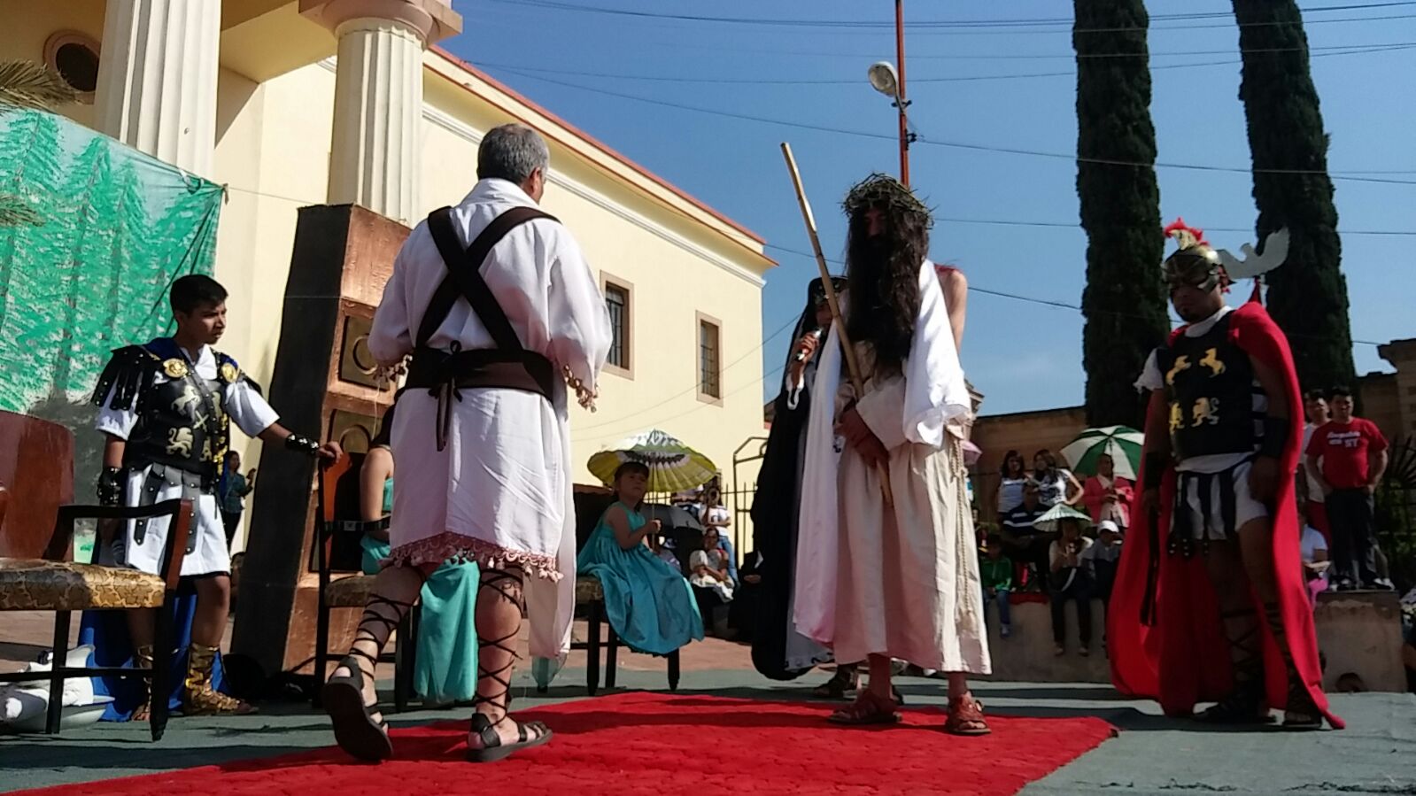 Leoneses disfrutan de el tradicional viacrucis. 