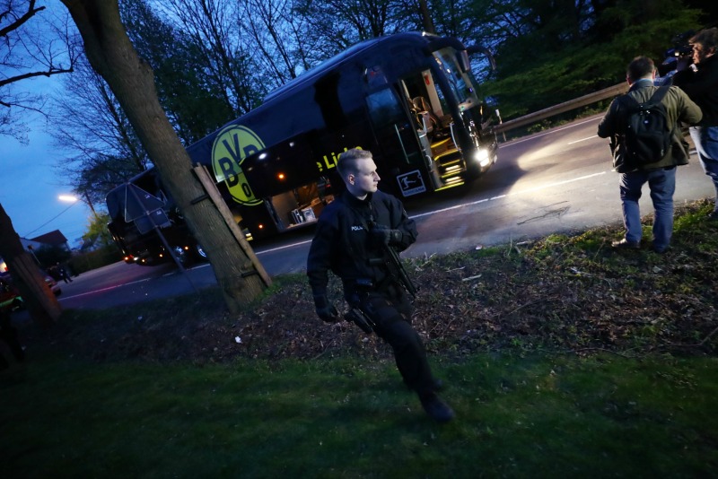 El martes, tres explosivos estallaron al paso del autobús que llevaba al Dortmund al estadio para disputar la ida de cuartos de final de la Liga de Ca