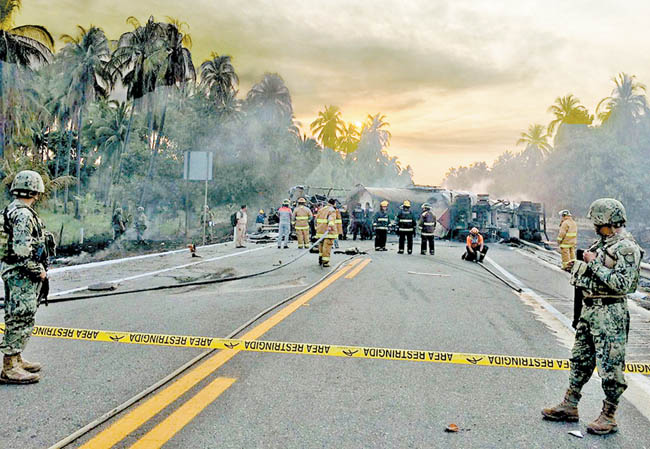 MIlitares y bomberos resguardaron la zona. 