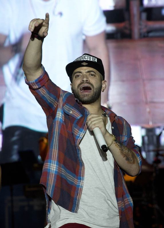 Nacho presenta su nuevo sencillo "Báilame". 