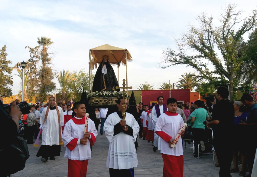 Durante la Procesión del Silencio en Viesca, Coahuila, sacan del templo a la Virgen Dolorosa.