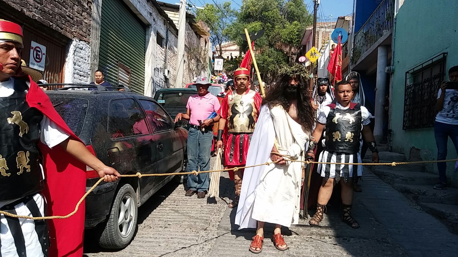 El viacrucis prosigió por la calle la calle Ebano para seguir a la 16 de septiembre. 