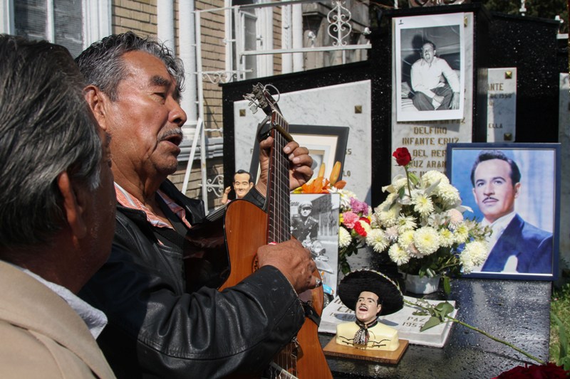 Archivo. Fans conmemoran el 60 aniversario luctuoso de Pedro Infante. 