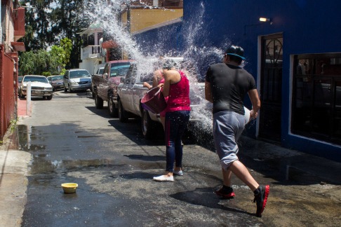 Cada vez es menos común que la gente desperdicie el agua en sábado santo. 