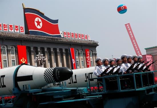 Ante el líder, Kim Jong-un, Corea del Norte hizo una exhibición de armamento en el 105 aniversario del fundador del país, Kim Il-sung.