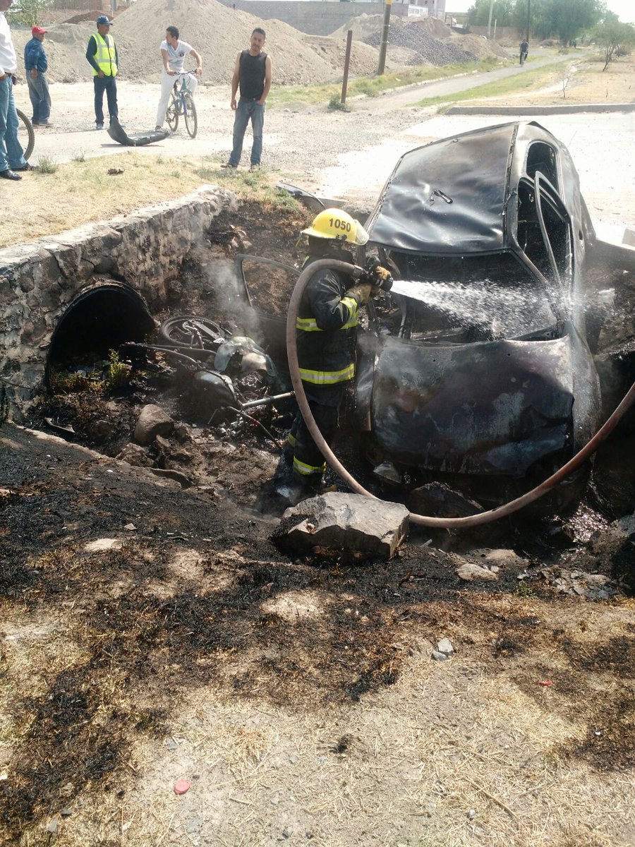 Los vehículos quedaron severamente dañados. 