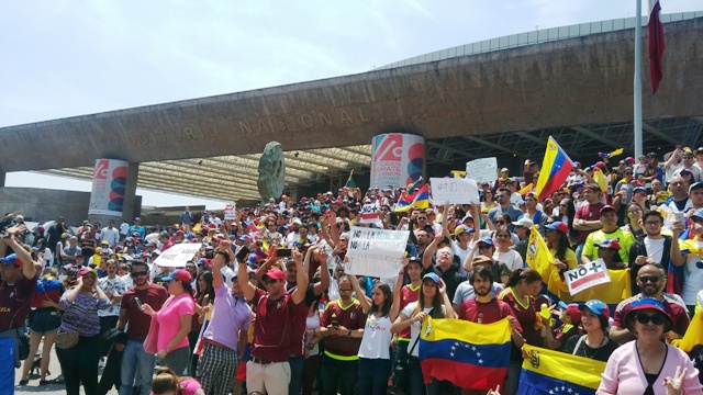 La protesta se suma a las manifestaciones en más de 45 ciudades en diferentes partes del mundo bajo la consigna "No Más". 