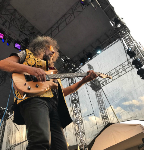 El tijuanense Javier Bátiz, considerado "el padre del rock mexicano", ofrece un concierto sinfónico en el Zócalo de la Ciudad de México.