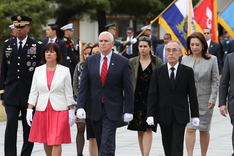 Acompañado de su esposa, Mike Pence, vicepresidente de Estados Unidos, aterrizó en Seúl.