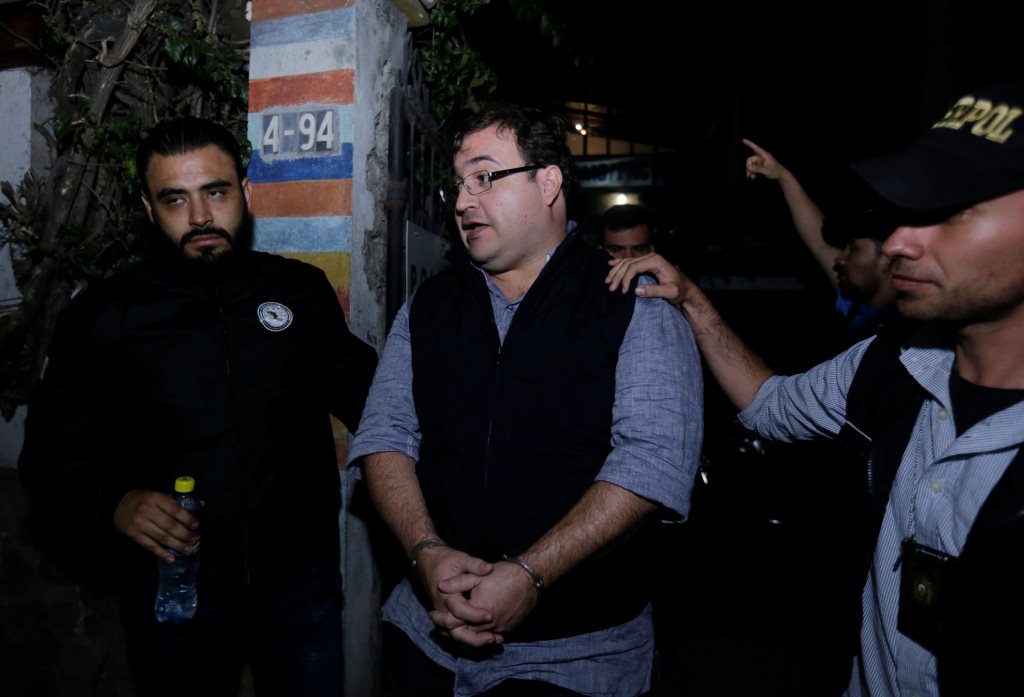 Al momento de su detención, el ex gobernador de Veracruz estaba acompañado de una mujer. 
