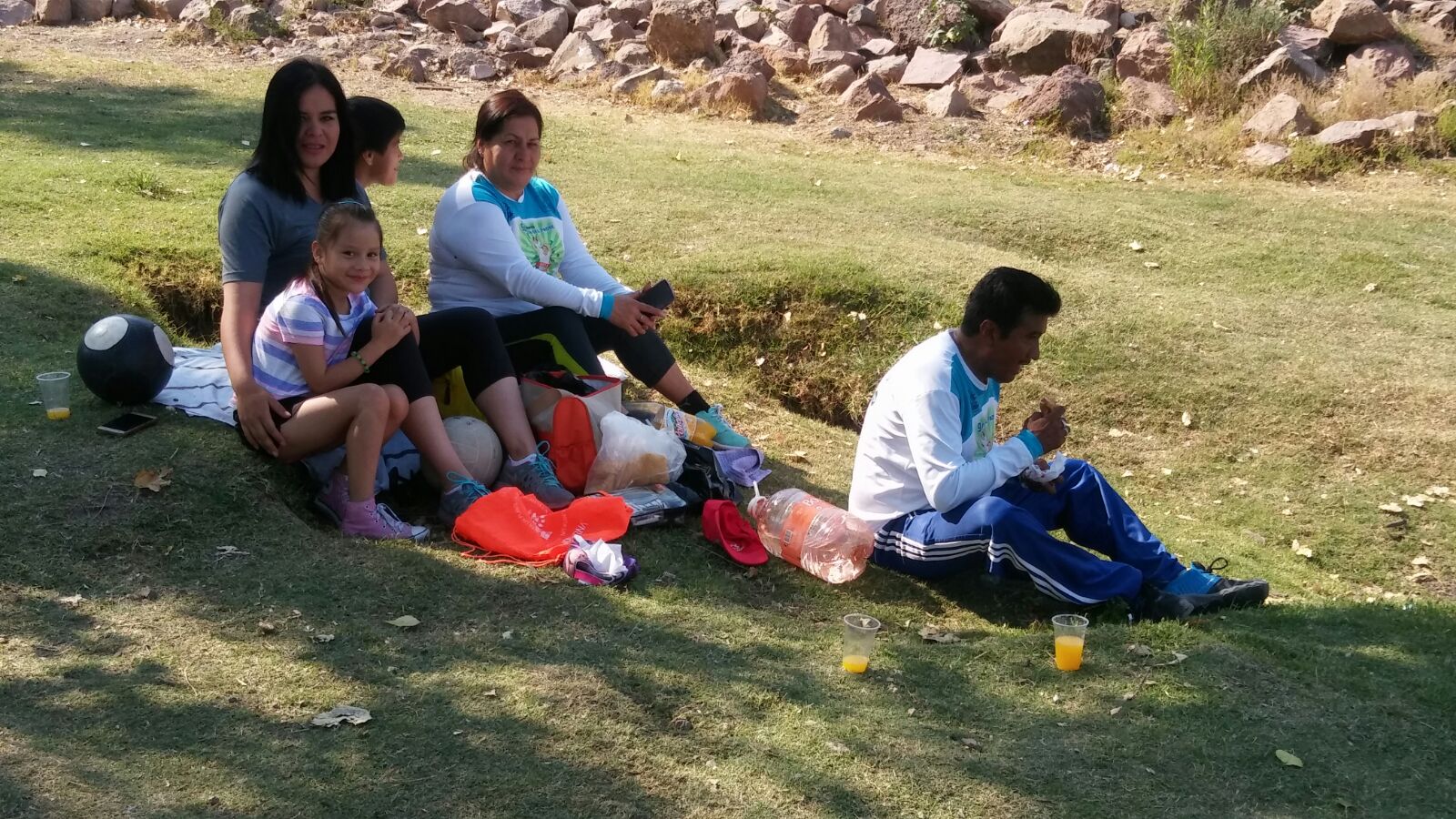 Familias y amigos se reúnen para disfrutar de las áreas al aire libre que ofrece el Parque Metropolitano de León.