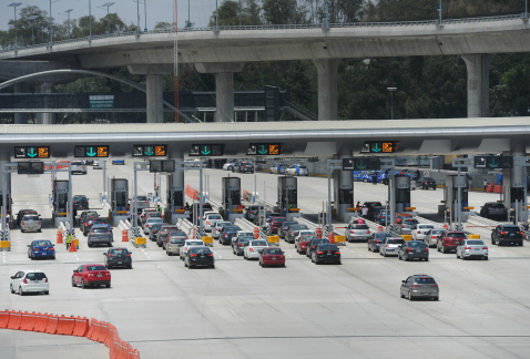 Esta tarde era más fluida la llegada de vacacionistas a la Ciudad de México por la autopista México-Cuernavaca, pero la afluencia de vehículos aumentó