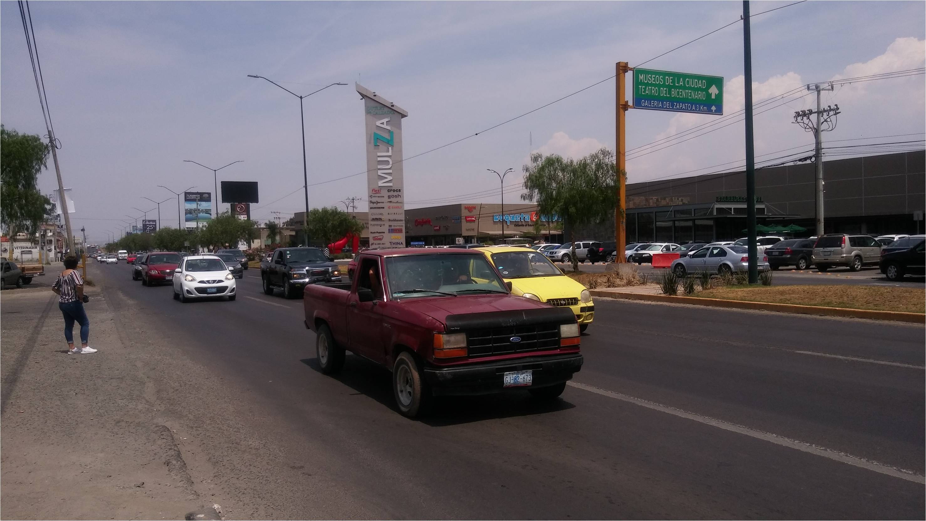 Incluso en la espera, los peatones se arriesgan.