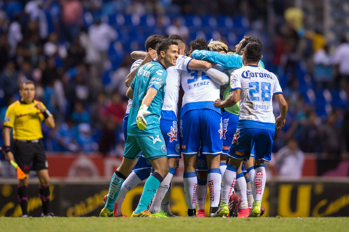 Jugadores de La Franja celebran el gol de Cristian Esparza, que les dio tres valiosos puntos