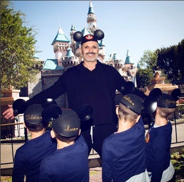Miguel Bosé compartió la primera imagen con sus cuatro hijos.
