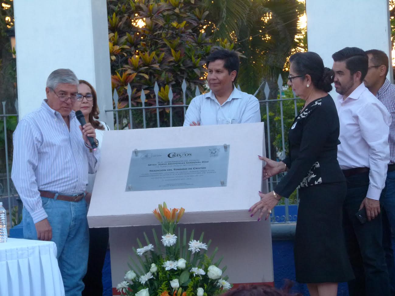 Momento en el que autoridades develaron la placa