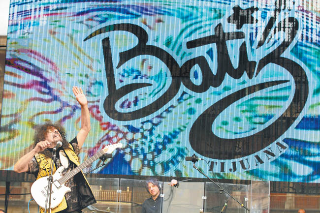 El músico Javier Batiz ofreció un concierto gratuito en el Zócalo capitalino. 