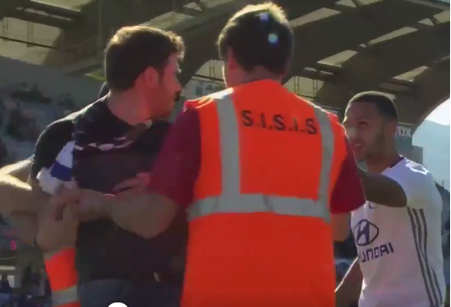 Los 'ultras' del Bastia invadieron la cancha para agredir a los jugadores del Lyon.