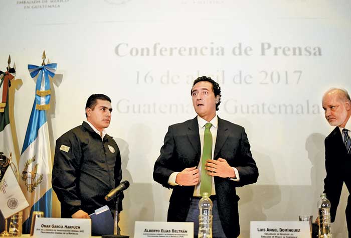Funcionarios del gobierno federal dieron una conferencia de prensa en la embajada mexicana en Guatemala.