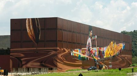 Grafiteó las paredes de una fábrica de chocolate