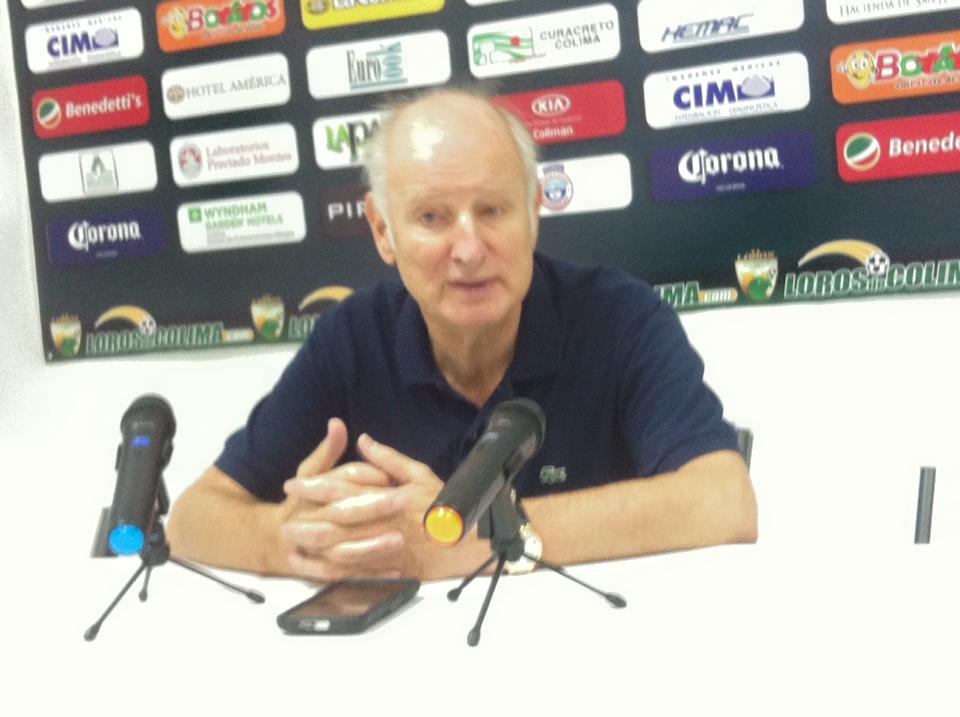 Jimmy Goldsmith en conferencia de prensa