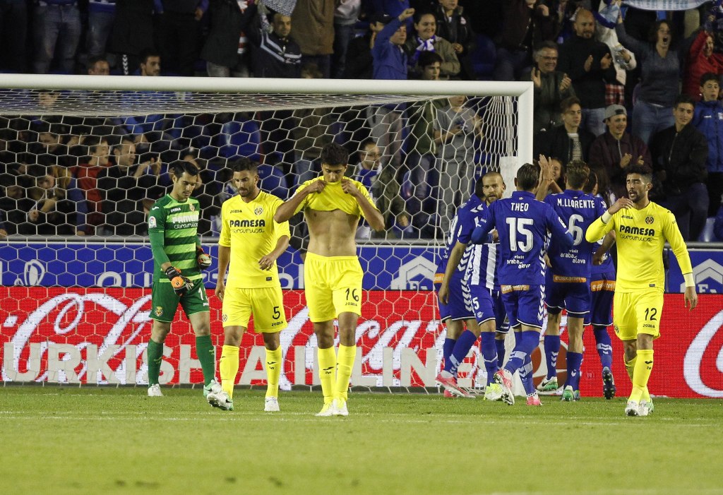 Jugadores del Villarreal lamentan su derrota ante el Alavés.