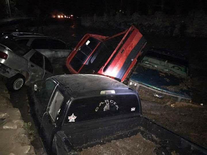 La crecida del arroyo arrastró varios vehículos.