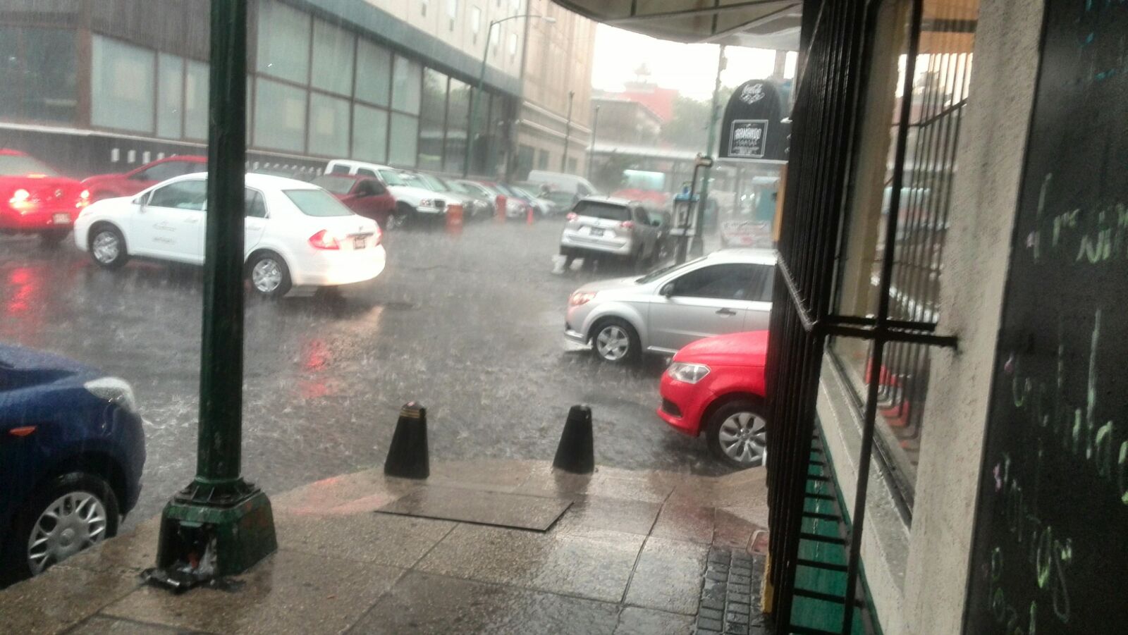 La lluvia de esta tarde estuvo acompañada de granizo en varias delegaciones.
