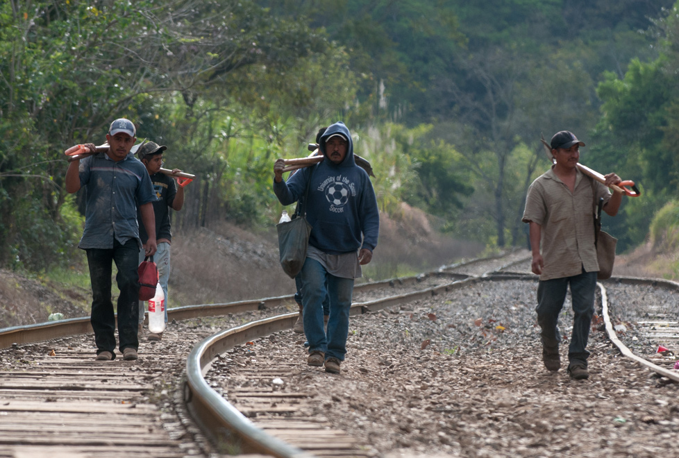 La llegada de inmigrantes a otros países genera conflictos tanto para el lugar del destino como para el sitio que abandonan.