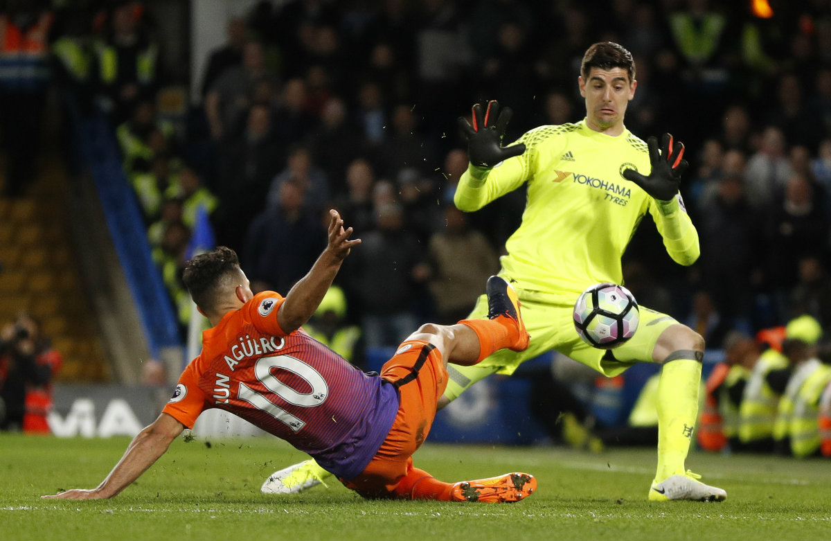 Thibaut Cortouis en partido ante el Manchester City