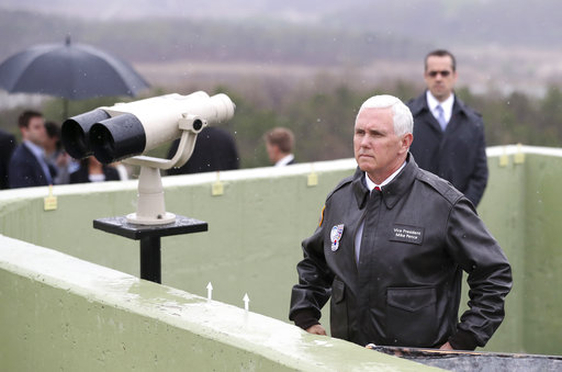 Viendo a sus adversarios en la distancia, Mike Pence viajó a la zona de tensión que divide a Corea del Norte y Corea del Sur, donde advirtió que "la e