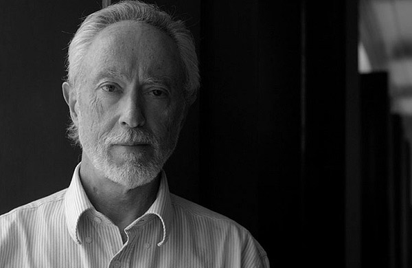J. M. Coetzee es catedrático de literatura en varias universidades, traductor, lingüista y crítico literario.