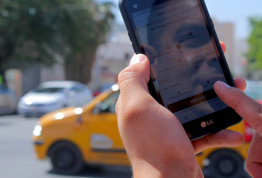 Diversos conductores Uber han reclamado abuso por parte de las autoridades y taxistas. 