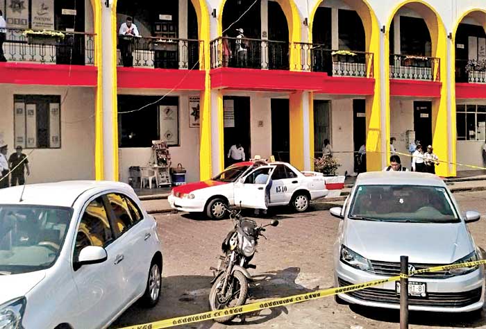 El ayuntamiento oaxaqueño permaneció acordonado debido al enfrentamiento.